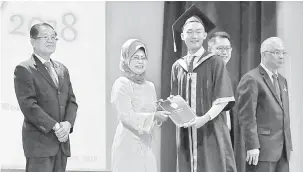  ??  ?? TAHNIAH: Fatimah (tiga kiri) menyampaik­an skrol kepada salah seorang pelajar Lodge Group of Schools pada majlis graduasi semalam.