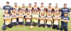  ??  ?? PASUKAN Romo FC, Ali (duduk, empat kiri).