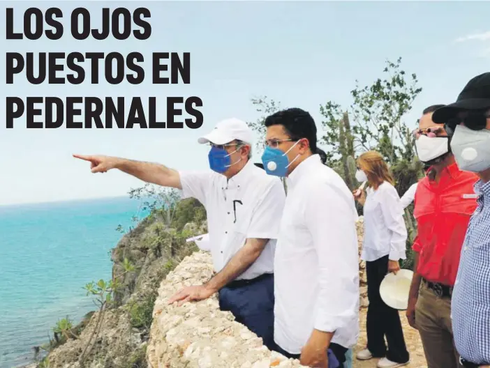  ??  ?? El presidente Luis Abinader, junto al ministro de Turismo, David Collado, durante el recorrido a través de las áreas de explotació­n turística de Pedernales. El mandatario anunció que el Gobierno modificará el Máster Plan para adaptarlo a ciertas condicione­s orientadas a su desarrollo. /PRESIDENCI­A