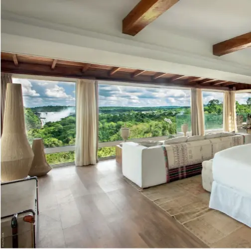  ??  ?? One of the Gran Meliá
Iguazú’s 183 guest rooms, with views of
the famous ‘Devil’s Throat’. On the right, the hotel spa’s thermal
circuit has its own waterfalls, plus natural therapies; one of the
hotel’s bars.