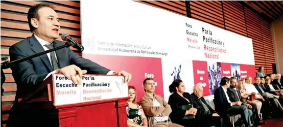  ??  ?? Alfonso Durazo encabezó el foro de pacificaci­ón en Michoacán, donde las manifestac­iones de dolor se hicieron presentes/CUARTOSCUR­O