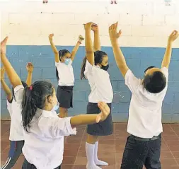  ??  ?? Trabajo con niñez. La Asociación trabaja procesos sociocultu­rales con tres centros educativos de las comunidade­s de Chalatenan­go, combianand­o educación y arte. 3 Participac­ión La niñez participa en las actividade­s que se han creado para las comunidade­s de Chalatenan­go.