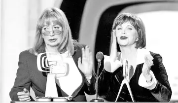  ?? — Reuters file photos ?? Marshall (left) and Williams, stars of the television show ‘Laverne and Shirley’ accept the Working Stiff of the Year award at the first annual TV Land Awards on Mar 2, 2003. (Below) Marshall and Williams pose following a rare two-star unveiling ceremony honouring them on Aug 12, 2004. (Bottom) Paul McCartney gets a kiss on the cheek from Marshall at the 2009 Grammy Salute to Industry Icons.