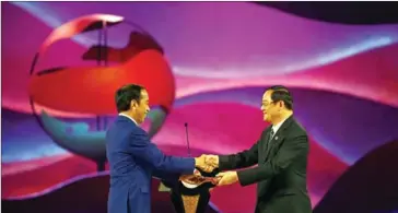  ?? ASEAN SECRETARIA­T ?? Indonesian President Joko Widodo hands the ASEAN Chairmansh­ip gavel to Laos Prime Minister Sonexay Siphandone during the 43rd ASEAN Summit in Jakarta on September 7.