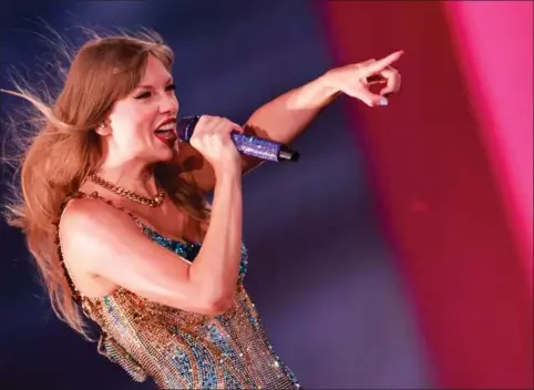  ?? ?? Taylor Swift er omdrejning­spunktet for en kontrovers­iel kronik i New York Times. Foto: Michael Tran/AFP