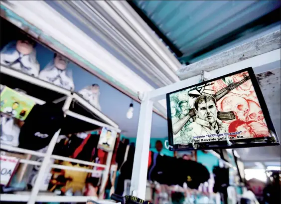  ??  ?? Imagen del interior de una tienda ubicada cerca de la capilla dedicada a Jesús Malverde, en Culiacán, Sinaloa. Se observa un perchero con la imagen de El Chapo Guzmán entre figuras del llamado santo de los narcos ■ Foto Afp