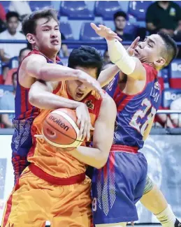  ?? RIO DELUVIO ?? NAGPAMBUNO ang mga players ng Arellano at Mapua sa isang tagpo ng kanilang laro sa NCAA 94th season men’s basketball championsh­ip. Nanalo ang Cardinals, 91-83