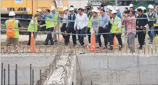  ?? CORTESÍA ?? Recorrido. Jaime Nebot verificó los trabajos que se realizan en la estación de bombeo La Pradera.