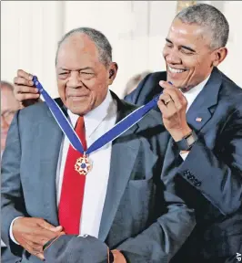  ??  ?? SHOWING HIS MEDAL: President Obama hails Willie Mays Tuesday.