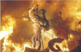  ?? Foto: dpa ?? Haushohe Figuren gehen am 19. März in Flammen auf.