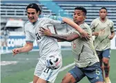  ?? /EFE. ?? Edinson Cavani (izq.), anotó un gol en el partido de mitad de semana ante Colombia.