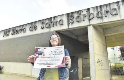  ?? TONI GUDIEL ?? Con su diploma Elena Vicente Sánchez, a las puertas de su instituto. ▷