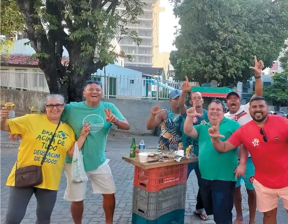  ?? MOYSÉS SUZART ?? Na rua Belo Horizonte, na Barra, bolso naristas e lulistas curtiram um churrascão no passeio após a votação