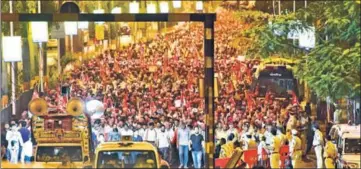  ?? VIJAYANAND GUPTA/HT PHOTO ?? Some 35,000 farmers from across ■ Maharashtr­a walked for six days from Nashik to reach Mumbai on Monday with their chief demand being waiver of their loans.