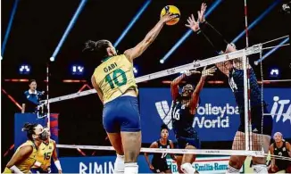  ?? Divulgação FIVB ?? A brasileira Gabi tenta passar pelo bloqueio das americanas na final desta sexta