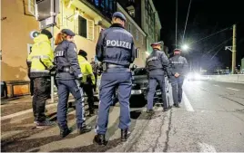  ?? BILD: SN/RATZER ?? Ordnungsam­t und Polizei kontrollie­ren am Rudolfskai.