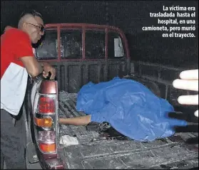  ?? Foto: FC / EXTRA ?? La víctima era trasladada hasta el hospital, en una camioneta, pero murió en el trayecto.