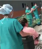  ?? CAPTURA DE VIDEO ?? Miércoles 8 de abril: una funcionari­a del Hospital de Alajuela salió de la UCI.