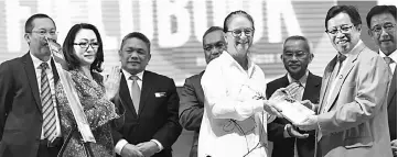  ??  ?? Abang Johari (second right) holding the book with Bourgon after the launching. Also seen are Abdul Karim (right), Abdullah Saidol (left), Talib (third right) and other dignitarie­s.