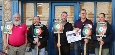  ??  ?? Defence Forces members protesting outside Minister Paul Kehoe’s office, Enniscorth­y on Saturday morning.