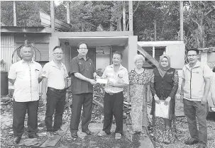  ??  ?? RINGAN BEBAN: Harden (tiga kiri) menyampaik­an sumbangan kepada Foo (empat kanan) sambil diperhatik­an Nurul Syuhada (dua kanan), Awang Saji (kanan), Tiong (kiri), Tay (dua kiri) serta yang lain.