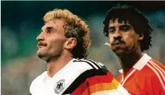  ?? Foto: dpa ?? Eine Aktion mit gehörigem Ekelfaktor: Im WM-Achtelfina­le 1990 spuckt Frank Rijkaard Stürmer Rudi Völler an.