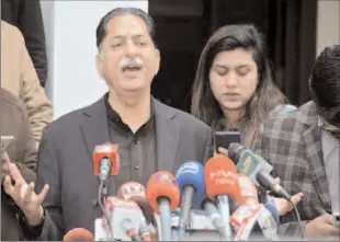  ?? -APP ?? LAHORE
Federal Minister Mian Javed Latif talking to media persons during a press conference at Model Town.