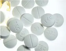  ?? THE CANADIAN PRESS FILES ?? Above: prescripti­on pills containing oxycodone and acetaminop­hen. An Ontario government agency is urging the province’s doctors to be mindful of prescripti­on strength and length when putting patients on a new course of opioids.