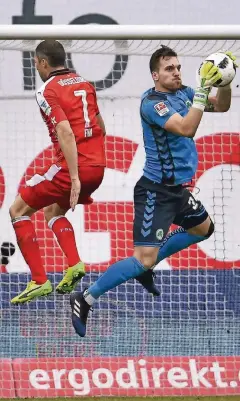  ??  ?? Eine Szene aus der vergangene­n Saison: Fürths Keeper Balazs Megyeri (rechts) schnappt sich den Ball vor Fortunas Kapitän Oliver Fink.