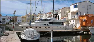  ??  ?? Cette Azimut 60 de 1983 s’est vendue 75 000 euros. Une bonne affaire d’autant que les moteurs affichent moins de 500 heures au compteur.