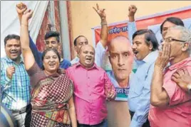  ?? AP PHOTO ?? Friends and wellwisher­s of former Indian naval officer Kulbhushan Jadhav celebrate the ICJ order in Mumbai on Thursday.