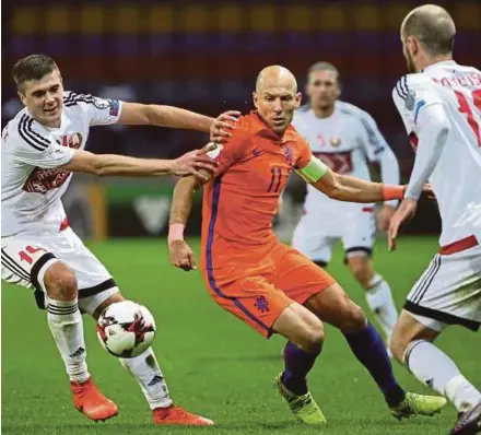  ?? EPA PIC ?? Belarus’ Aleksandr Karnitski (left) and Netherland­s’s Arjen Robben vie for the ball in their World Cup qualifying Group A match in Borisov on Saturday.