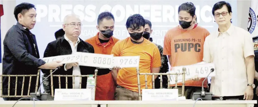  ?? PHOTOGRAPH BY ANALY LABOR FOR THE DAILY TRIBUNE @tribunephl_ana ?? LAND Transporta­tion Office chief Atty. Vigor Mendoza (second from left) and Interior and Local Government Secretary Benhur Abalos Jr. (rightmost) present the three suspects arrested by the police for the theft of license plates from the LTO Central Office in Quezon City on Friday.