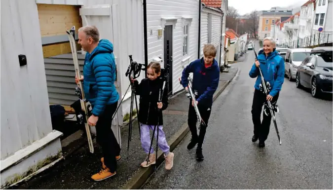  ??  ?? Philippe (13) er en av 349 elever fra Rothaugen som må i karantene.. Her er Philippe, mamma Kari Grinde, Elida (8) og Harald Askerhaug på vei hjem med ski og bagasje etter en altfor kort ferie på Geilo. Da 13-åringen havnet i karantene, prøvde mamma Kari å få testet ham på Geilo. Beskjeden var ikke til å ta feil av. Pakk bilen og dra hjem igjen.