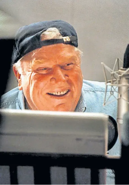  ?? RAY CHAVEZ/STAFF ARCHIVES ?? John Madden chats on-air du KCBS broadcast from his Plea based audio and video produc company, Goal Line Productio 30, 1998.