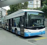  ??  ?? A Zurigo Un modello in strada prodotto dalla Hess, l’azienda che dovrebbe rifornire anche il futuro filobus di Verona