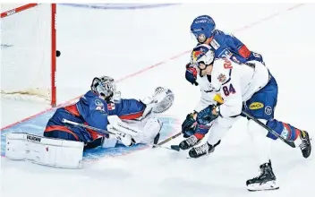  ?? FOTO: UWE ANSPACH/DPA ?? Favoriten für die neue Saison: Münchens Trevor Parkes (r) schießt den Puck im Magenta-Sport-Cup an Mannheims Torwart Dennis Endras (l) vorbei nur knapp neben das Tor.