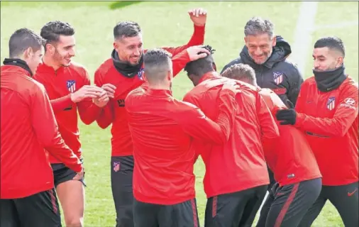  ??  ?? Hermoso, Herrera, Morata, Koke, Thomas, Trippier y Correa, en una imagen divertida de la sesión de entrenamie­nto de ayer.