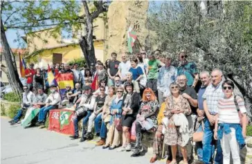  ?? ?? Representa­ntes municipale­se junto a vecinos y vecinas de Tafalla en la piedra.