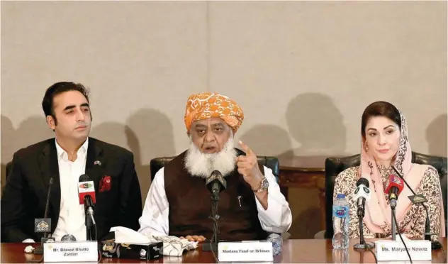  ?? Agence France-presse ?? ±
Opposition leaders Maulana Fazlur Rehman (centre), Bilawal Bhutto Zardari and Maryam Nawaz during a press conference in Islamabad on Monday.