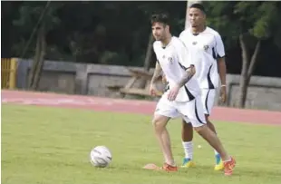  ??  ?? Fernando De la Fuente, se presentó a las prácticas del Moca FC.