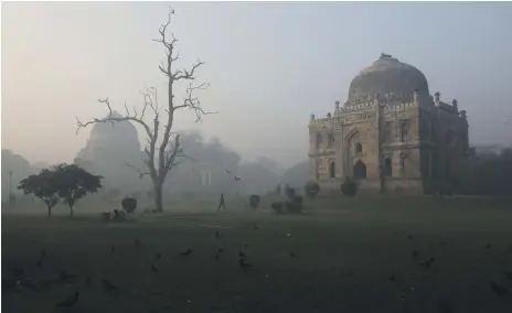  ?? Reuters ?? Lodhi Garden, in the heart of India’s capital New Delhi, was shrouded in smog on Wednesday morning