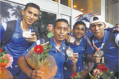  ??  ?? MEDALLAS. Selecciona­dos de fútbol playa muestran la medalla de oro de los Juegos Bolivarian­os que consiguier­on en Iquique, Chile.