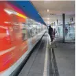  ?? FOTO: DEUTSCHE BAHN ?? Die Lichtfaser­betonplatt­e als neues Leitmedium.