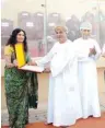  ??  ?? OHA Chief Talib al Wahaibi being honoured by Sushama Pandey.