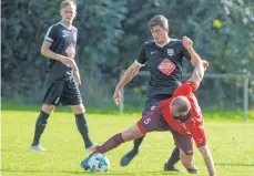  ?? FOTO: GKR ?? Andre Bauer (vorne, hier in der Partie gegen Kehlen) und der TSV Berg wollen gegen Dotternhau­sen Ball und Gegner kontrollie­ren.