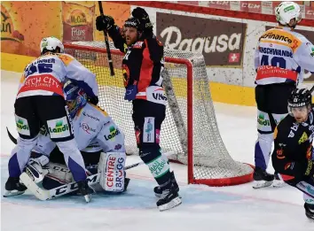  ?? KEY ?? Die Bieler mit Goalie Jonas Hiller sind geschlagen, Aaron Gagnon (M.) bejubelt das 2:1 für die Berner.