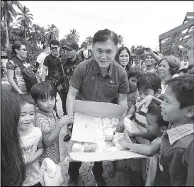  ??  ?? Sen. Bong Go distribute­s grocery packs and financial aid yesterday in towns hardest hit by the earthquake­s that rocked Mindanao.
