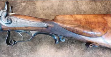  ??  ?? Le pontet à volute est prolongé par une prise de main en corne, typique des belles armes germanique­s de l’époque, de même que la joue de crosse.