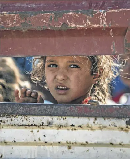  ?? AFP / DELIL SOULEIMAN ?? Refugiados sirios huyendo de la ofensiva turca llegan al poblado de Tall Tamr, ayer.